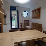 Seaside Escape For Six Guests In Apartmán