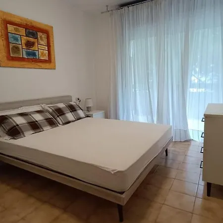 Apartamento Seaside Escape For Six Guests In *