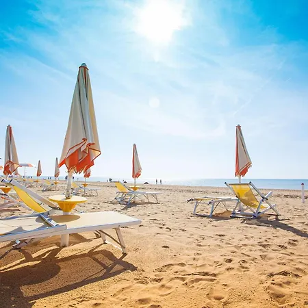 Apartamento Seaside Escape For Six Guests In *