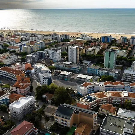 Apartamento Seaside Escape For Six Guests In *